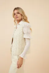 Chaleco marrón con delanteras en punto abanico crochet. Prenda de lana fina sin teñir.