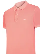 Chomba color salmón de piqué de algodón orgánico, con cuello clásico y tapeta de dos botones.