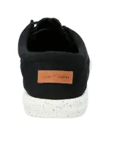 Alpargata negra de capellada textil, forro textil y suela de EVA.