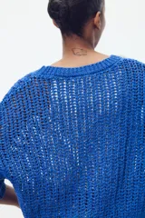 Jersey azul de punto calado con cuello barco y manga francesa.