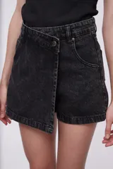 Short de jean negro con efecto lavado, tiro alto, corte ajustado y diseño cruzado con cierre de botón.