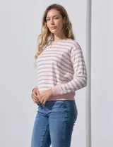 Buzo de modal estampado a rayas horizontales rosas y blancas, con cuello redondo y puños acanalados.