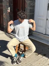 Camiseta negra de manga corta con logo Brixton estampado en el pecho en color celeste.