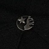 Gorro negro de visera plana con logo de Hellstar bordado en blanco en el frente. El diseño incluye una estrella, un rostro y llamas.