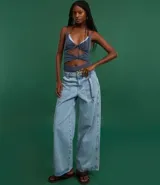 Pantalón skater de jeans con bolsillos carpintero delanteros y trabillas en la cintura.