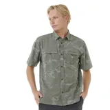 Camisa verde militar con estampado tipo camuflaje, de manga corta, con dos bolsillos frontales con solapa y logo de la marca bordado en el pecho.