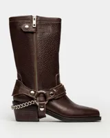 Bota caña alta de cuero graneado color marrón, con cierre lateral y detalles de cadena.