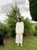 Pantalón de corte piyamero, con cintura ancha elastizada, bolsillos aplicados en la parte trasera y detalles en hilo al tono.