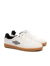 Championes urbanos Umbro Track, color blanco con detalles en negro y suela marrón.