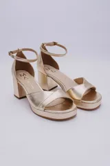 Sandalias rojas de cuero con plataforma y taco cuadrado.