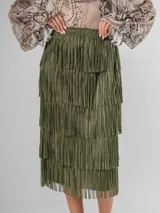 Maxi falda con múltiples capas de flecos, confeccionada en tela elastizada. Disponible en negro, beige y verde militar.