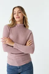 Remera manga larga color rosado con cuello alto y tejido acanalado.