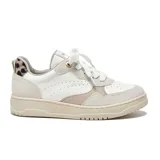 Championes deportivos blancos con detalles en beige y estampado animal print en el talón.