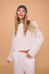 Crop sweater tejido color crudo, de pima cotton, con cuello bote y mangas largas ajustadas con forma semi oxford.