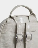 Mochila negra con efecto piel de cocodrilo, bolsillo frontal con cierre, charm de monedero colgante, correas regulables, manija superior, doble cierre superior y bolsillos laterales.