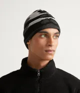 Gorro de tejido acanalado con patrón de camuflaje en tonos de gris, negro y blanco.