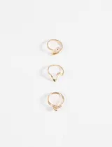 Set de tres anillos dorados de diferentes diseños.