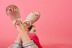 Sandalias marrones con tiras de cuero texturizado y suela track negra.