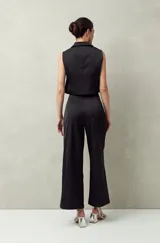 Pantalón ancho negro de tiro alto, confeccionado en poliéster.