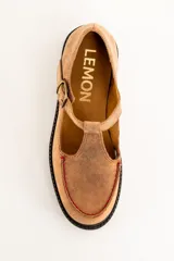 Zapato guillermina color camel de cuero con costuras rojas y suela track color marrón.