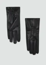 Par de guantes negros de cuero sintético con detalle fruncido en la muñeca.