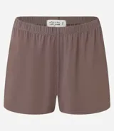 Conjunto de pijama short doll color crema, compuesto por un top de breteles finos con escote en V y detalles de encaje, y un short con cintura elástica y detalles de encaje en los laterales.