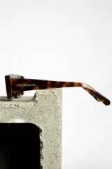 Lentes de sol Urban Haus modelo Égida, con montura rectangular de carey y lentes marrones.