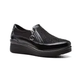 Zapato casual Korium Confort de mujer, color negro, con plataforma y cierre de cremallera lateral.
