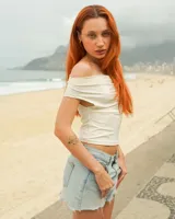 Top color crema con escote off-shoulder y frunce en el centro.