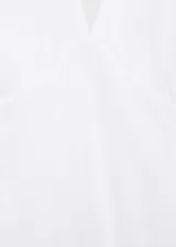 Vestido largo blanco de algodón con escote halter y espalda descubierta.