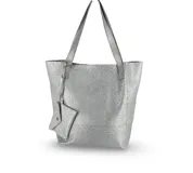 Bolso shopper color beige con textura tipo cocodrilo, doble asa de hombro reforzada, monedero exterior y neceser interior.