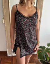 Camisón corto negro con estampado floral, breteles finos y detalles de encaje en escote y ruedo.
