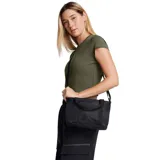 Bolso tote Under Armour Studio Mini XB, color negro, con doble asa de mano y correa bandolera ajustable. Presenta logo de la marca en el frente y bolsillo frontal con textura.