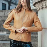 Campera color camel de cuero sintético, con cuello redondo, cierre frontal y bolsillos laterales con cierre.