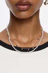 Collar doble, uno de perlas y otro de cadena dorada con cristales de colores.