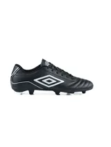 Championes de fútbol Umbro Classico III HG, color negro con detalles en blanco.