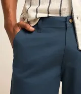 Bermuda masculina de sarga color rosado, con corte recto y bolsillos laterales.