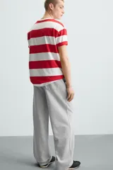 Pantalón jogger wide fit negro confeccionado en tejido de algodón con interior rizo. Pernera ancha, cintura elástica ajustable con cordón interior, bolsillos laterales y bolsillo trasero de plastrón.