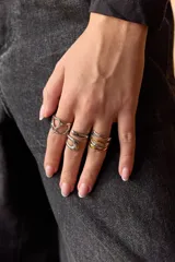 Anillo ajustable de acero quirúrgico hipoalergénico, color dorado, con diseño orgánico y calado.