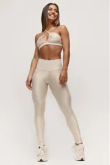 Calza larga color beige de cintura alta, confeccionada en poliamida y elastano.