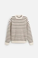 Sweater de punto color crudo con rayas horizontales marrones, de corte relaxed fit, cuello redondo y mangas largas con terminaciones en rib.