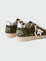 Championes Golden Goose modelo Ball Star de gamuza color verde oliva con estrella plateada y detalles en cuero plateado en el talón.