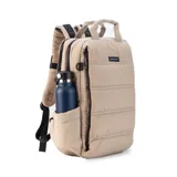 Mochila capitoneada color negro con diseño acolchado. Cuenta con asa superior, correas regulables y ocultables, doble cierre principal, bolsillo frontal con apertura vertical y bolsillo trasero pequeño. Incluye espacio para laptop de 15 pulgadas.