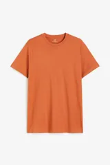 Remera naranja de algodón liviano con cuello redondo y corte estándar.