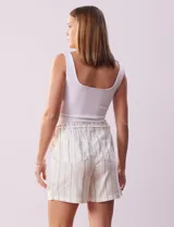 Short de lino estampado a rayas verticales grises, con pretina elastizada y cordón de ajuste.