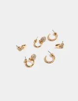 Set de tres pares de aros dorados: un par de aros tipo botón con forma de corazón, un par de aros tipo argolla con dije de corazón con strass y un par de aros tipo argolla con strass.