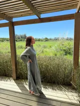 Vestido largo azul marino de lino con cuello mao, escote en V, mangas 3/4 con volados y corte escalonado. Diseño amplio y cómodo.