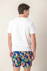 Remera lisa color rosa con logo bordado en el pecho, confeccionada en 100% algodón.