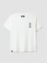 Camiseta blanca de algodón orgánico con corte oversize, estampado de un mosquetón azul y texto en el lateral superior izquierdo y estampado en la espalda.