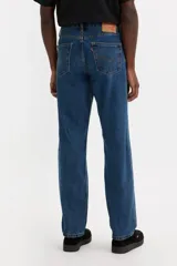 Pantalón de jean azul de corte recto, tiro medio y calce regular.